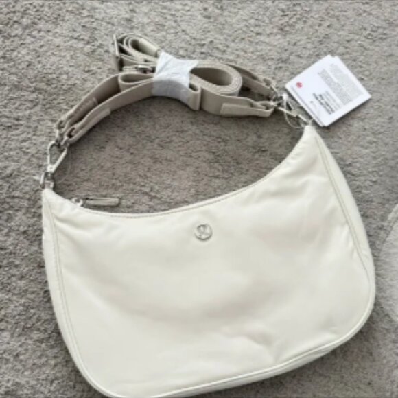 ululemon City Essentials Small Shoulder Bag 3L - Picture 3 of 3